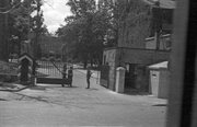 Mokotów. Warta przy bramie wjazdowej na teren tzw. Flakkaserne przy ul. Puławskiej 4/6/8 (dawne koszary 1 Pułku Lotniczego). Ujęcie wykonane z jadącego tramwaju, lipiec 1944.
