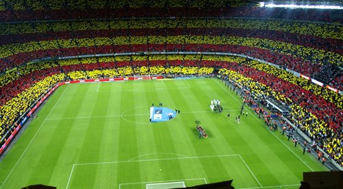 Stadion Camp Nou w katalońskich barwach ułożonych z kartoniady przed meczem FC Barcelony z Realem Madryt