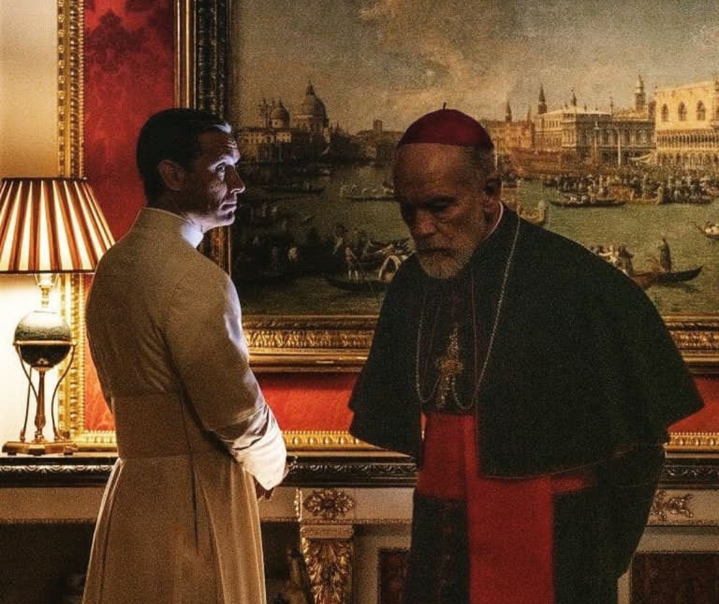 Tytułowy "Nowy papież" to sir John Brannox o niepokojącym spojrzeniu Johna Malkovicha   Foto: mat. promocyjne