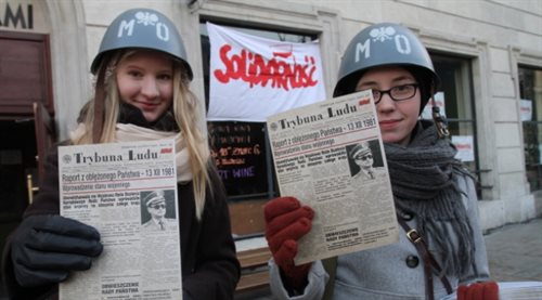 Studenci przebrani za funkcjonariuszy MO i ZOMO przypominają na Rynku Gł. w Krakowie o 31. rocznicy wprowadzenia stanu wojennego.