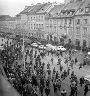Milicja, ORMO i tajniacy przeganiają studentów manifestujących na Krakowskim Przedmieściu w Warszawie.