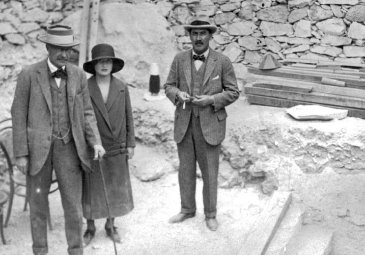 Lord Carnavorn, lady Evelyn Herbert i Howard Carter w miejscu odkrycia grobowca Tutanchamona. Fot. Harry Burton/domena publiczna
