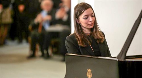 Yulianna Avdeeva naukę gry na fortepianie rozpoczęła w wieku 5 lat pod kierunkiem Eleny Ivanovej, z którą pracowała także jako studentka Rosyjskiej Akademii Muzyki im. Gniesinych