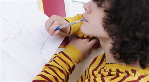 Po co uczniowi praca domowa? Badania prowadzone na przestrzeni lat, dowodzą że dla młodszych dzieci praca domowa nie wpływa na poziom wiedzy przyswojonej w szkole