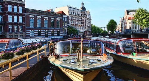 Amsterdam to niezwykle malownicze miasto, duże wrażenie robią kanały, po których można pływać łodziami