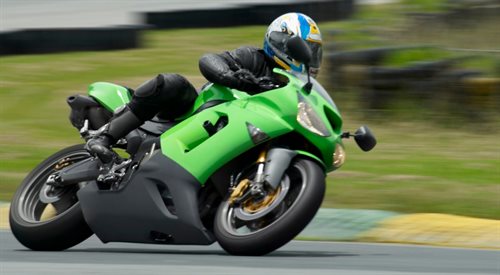 Jazda na motocyklu często łączy się z dużą prędkością