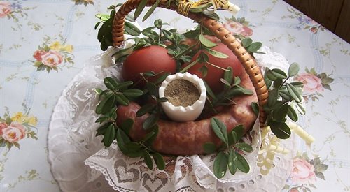 Współczesny koszyk wielkanocny, tzw. święconka, w Polsce. To jeden z chrześcijańskich zwyczajów o pogańskich korzeniach