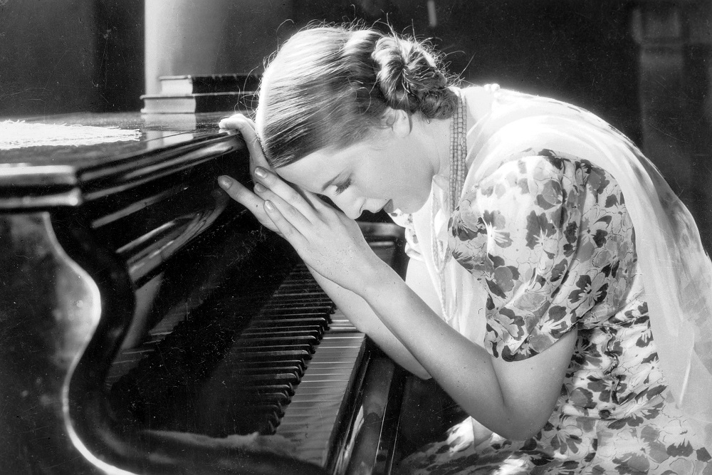 Elżbieta Barszczewska w jednej ze scen filmu "Trędowata" Juliusza Gardana z 1936 roku. Źródło: NAC/Domena publiczna