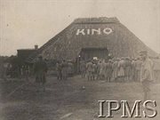 1915, Rarańcza, obw. Czerniowce, Ukraina. Żołnierze Legionów przed kinem „Szopa” w Rarańczy.
