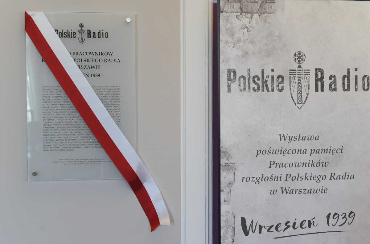 Tablica  pamiątkowa poświęcona pamięci Pracowników rozgłośni Polskiego Radia w Warszawie