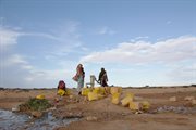 Z jednej studni w Somalii korzysta wiele wiosek. 
