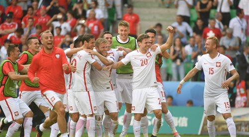 Zawodnicy reprezentacji Polski cieszą się po wygranej 5-4 w rzutach karnych ze Szwajcarią w meczu 18 finału piłkarskich mistrzostw Europy na Stade Geoffroy-Guichard w Saint Etienne