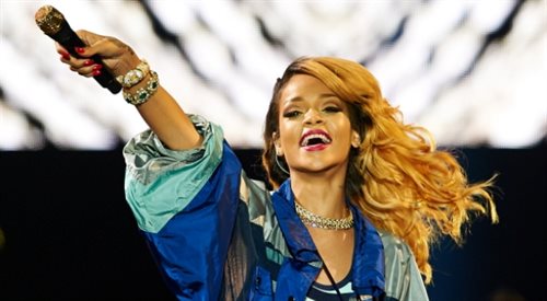 Wokalistka Rihanna na scenie podczas koncertu w Gdyni