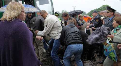 Funkcjonariusze w cywilu rozpędzają polską demonstrację