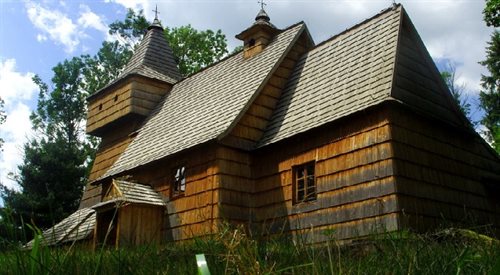 Drewniany kościół w Grywaldzie. Za sprawą Śpiewnika Pelplińskiego w takich świątyniach rozbrzmiewały i wciąż rozbrzmiewają średniowieczne i renesansowe pieśni