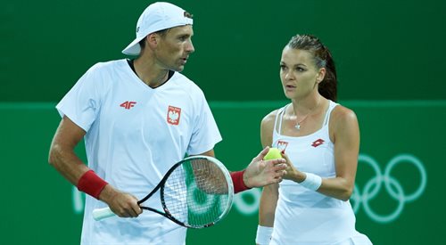 Polska para Agnieszka Radwańska (P) i Łukasz Kubot (L) podczas meczu 1. rundy tenisowego miksta z rumuńską parą Irina-Camelia Begu i Horia Tecau