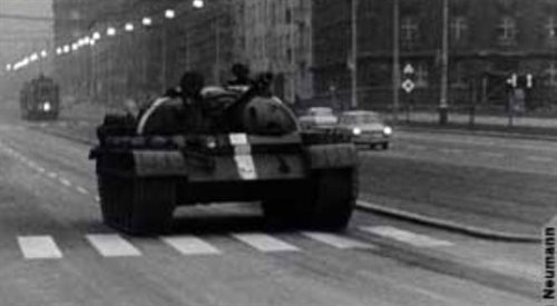 Radziecki czołg na ulicach Pragi podczas inwazji w 1968 roku