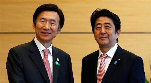 Minister spraw zagranicznych Korei Płd, Yun Byung-se (z lewej)  wraz z premierem Japonii Shinzo Abe podczas rozmów w Tokyo