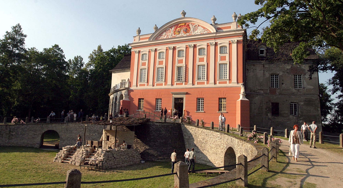 Pałac w Kurozwękach powstał w średniowieczu, po przebudowach uzyskał wygląd barokowy i w tej formie dotrwał do dziś
