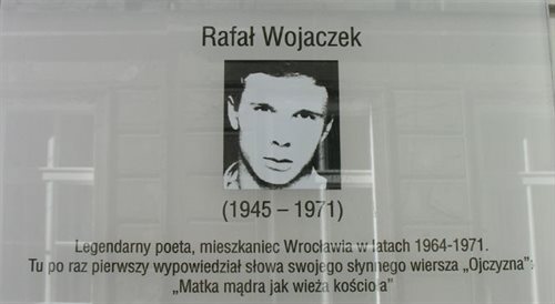 Fragment tablicy ku czci Rafała Wojaczka we Wrocławiu, ul. Rzeźnicza, fot. Bonio, źr. Wikimedia CommonsCC 3.0