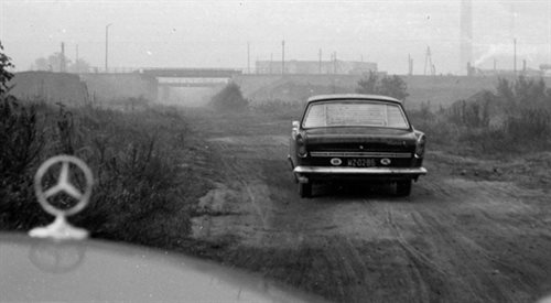 Samochód przystosowany do robienia zdjęć z ukrycia w nomenklaturze agentów SB nosił miano ruchomego punktu zakrytego (na zdj. samochód śledzony przez SB)