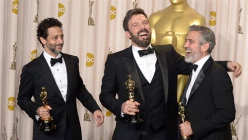 Oscary 2013: najlepszy film Operacja Argo w reżyserii Bena Afflecka (C), który świętuje zwycięstwo z producentami obrazu Grantem Heslovem (L) i Georgem Clooneyem