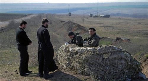 Duchowni prawosławni rozmawiają z żołnierzami na wschodniej granicy Ukrainy, w pobliżu miejscowości Wołnowaha