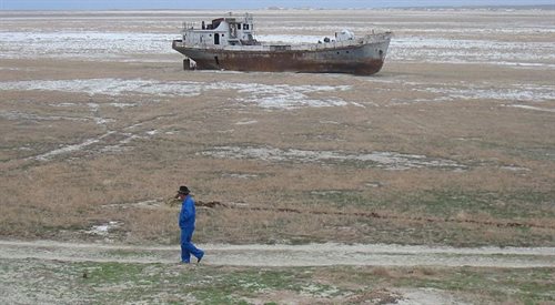 Na pustyni powstałej w miejscu Jeziora Aralskiego można spotkać statki - nawet kilkadziesiąt kilometrów od dzisiejszego brzegu