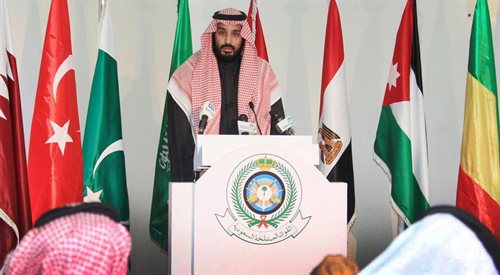 Następca tronu i minister obrony narodowej Arabii Saudyjskiej Mohammad bin Salman Al Saud przemawia podczas konferencji prasowej z okazji utworzenia antyterrorystycznej koalicji. Rijada, 15.12.2015