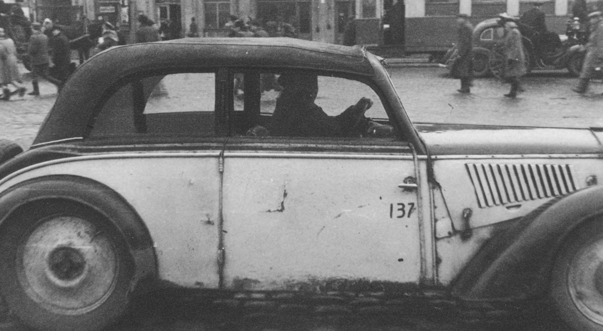 Obdrapany lakier i przeżarta rdzą karoseria była znakiem rozpoznawczym prywatnych taksówek na przełomie lat 40. i 50.  Fot.: NAC