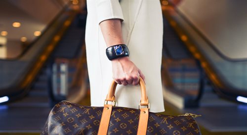 Kobieta z torbą na lotnisku