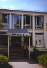 Siedziba RWE w Ogrodzie Angielskim w Monachium. Widoczny redaktor Konrad Tatarowski przed wejściem do budynku Rozgłośni Polskiej RWE.