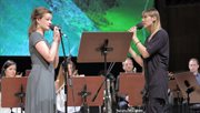 Joanna Halszka Sokołowska i Ola Bilińska śpiewają piosenkę skomponowaną na 80. urodziny Dwójki