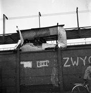 Stanowisko wartownicze założone przez robotników na murze stoczni. Sierpień 1980