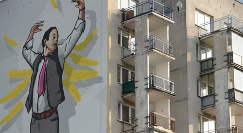 Mural autorstwa Zuzanny Podlewskiej i Marcina Ślusarczyka na warszawskim Ursynowie, przedstawiający postać Stanisława Anioła, dozorcy z serialu Alternatywy 4, którego grał zmarły 25 lat temu Roman Wilhelmi