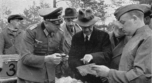 Były premier Polski Leon Kozłowski bierze udział w identyfikacji zwłok polskich oficerów wydobywanych z katyńskich grobów. Zdjęcie zostało zrobione w kwietniu bądź maju 1943 roku.