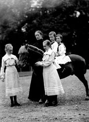 Józefa Czapska z dziećmi. Stoją: Marynia i Karla, na kucyku: Józio i Staś. Rok 1902