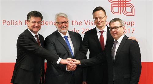 Ministrowie spraw zagranicznych Grupy V4: Polski Witold Waszczykowski (2L), Węgier Peter Szijjarto (2P), Słowacji Miroslav Lajcak (L) i Czech Lubomir Zaoralek (P) podczas powitania przed spotkaniem w Warszawie w listopadzie 2016 roku.