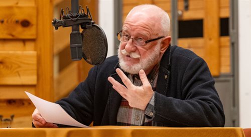 Krzysztof Gosztyła w trakcie nagrania słuchowiska