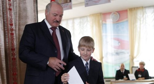 Aleksander Łukaszenka głosuje, razem z najmłodszym synem, Kolą