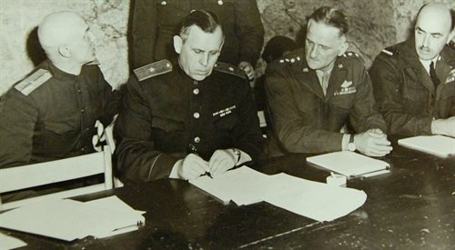 Podpisanie aktu kapitulacji przez przedstawicieli III Rzeszy 7 maja 1945 roku w Reims. Od lewej: porucznik Ivan Cherniaeff, generał-major Iwan Susłoparow, generał Carl A. Spaatz, J.M. Robb. Stoi generał dywizji K.W.D. Strong