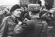 Po Łukiem Triumfalnym w Paryżu. Gen. Alphonse Juin dekoruje gen. Stanisława Maczka orderem Legii Honorowej (26.02.1945)

