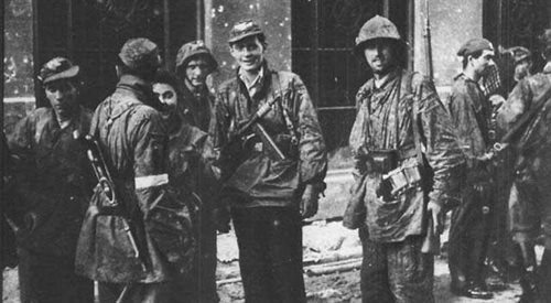 Żołnierze batalionu Zośka w czasie Powstania Warszawskiego. Zdjęcie wykonano 2 września 1944 w okolicy ulicy Wareckiej