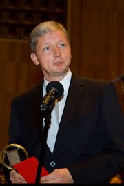 Andrzej Ferenc odbiera Złoty Mikrofon.