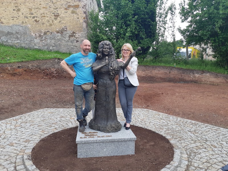 Przy pomniku Violetty Villas prezeska Stowarzyszenia Obywatelskiego Kulturalny Zakątek Justyna Szelega oraz współtwórca rzeźby Piotr Makała.
