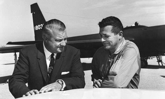 Projektant samolotu U-2, Kelly Johnson (z lewej) i pilot Francis Gary Powers (po prawej). Wikimedia Commons/dp