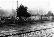 Strajk w Stoczni Gdańskiej im. Lenina, na murach miasta pojawiały się hasła wspierające protesujących. Sierpień 1980