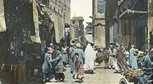 Bohaterowie Nadżiba Mahfuza żyją w starym Kairze, złożonym z labiryntu zaułków i w tzw. har, czyli swoistych małych dzielnic
