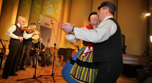 Tańce podczas Dwójkowej Muzycznej Sceny Tradycji z Kapelą Niwińskich; wśród grających Jan Kmita