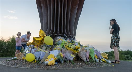 Gateshead, Wielka Brytania. Kwiaty pod pomnikiem Anioła Północy pamięci ofiar, które zginęły w zamachu terrorystycznym w Manchesterze w maju 2017 roku
